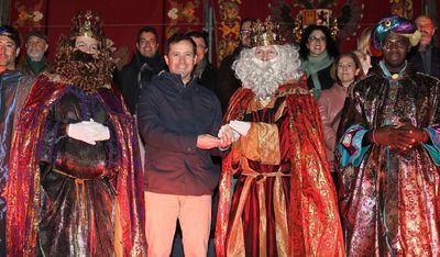 Miles de toledanos desafían la lluvia para recibir a los Reyes Magos en una Cabalgata mágica