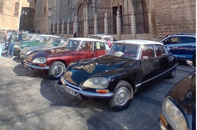 Los Citroën DS “Tiburón” deslumbran en Talavera de la Reina en su segunda etapa de la vuelta a España