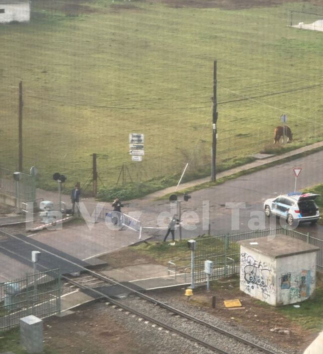 Talavera: un coche destroza un paso a nivel y provoca la parada del tren