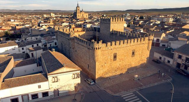 Explora los Castillos de Toledo con una Experiencia Única: Visitas Teatralizadas y Catas de Vino