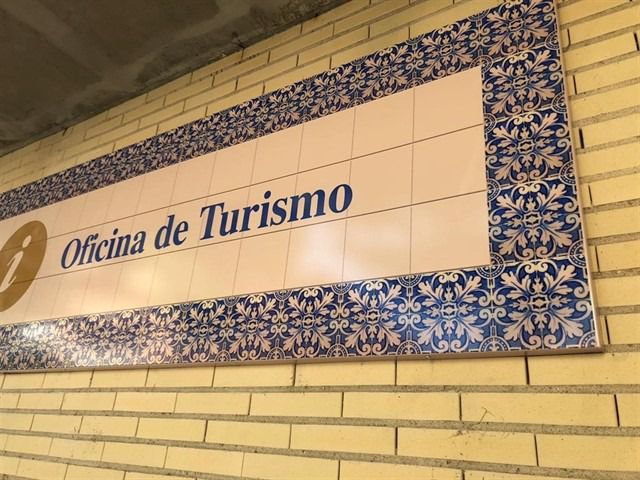 Cartel metálico en la Oficina de Turismo