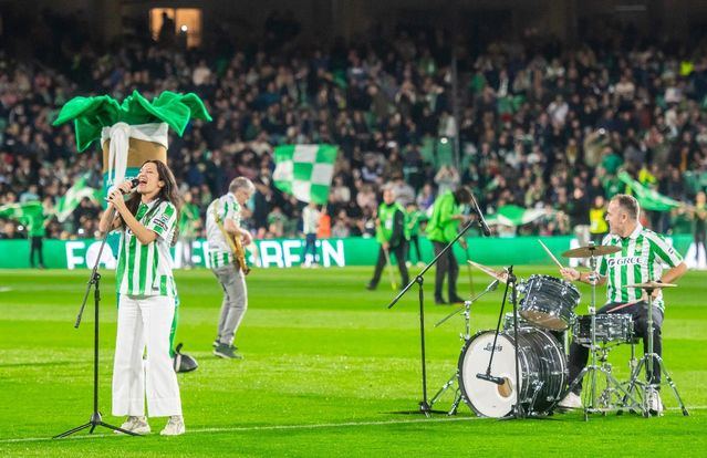 El Benito Villamarín canta por la sostenibilidad con la Electric Band de Iberdrola