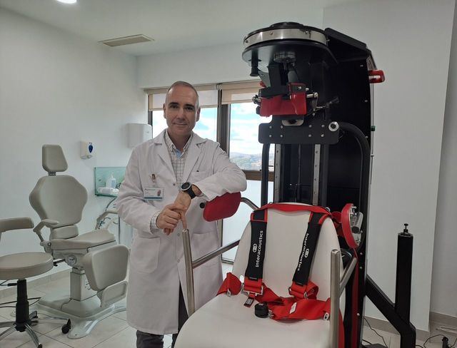 El Hospital Quirónsalud Toledo incorpora una silla mecanizada para tratar el vértigo posicional