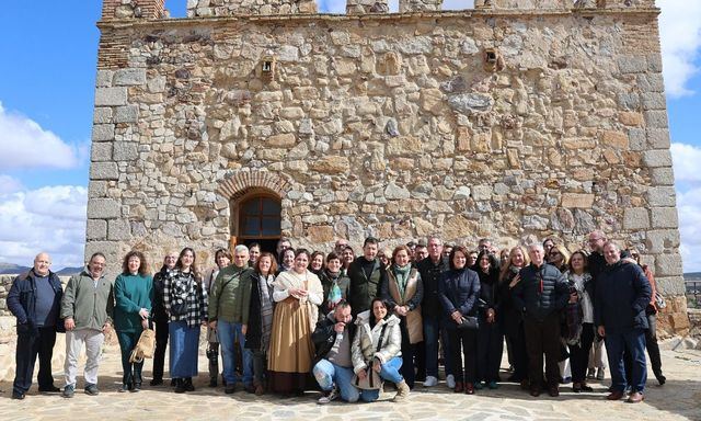 El Castillo de Manzaneque cobra vida en la segunda visita del proyecto de la Diputación