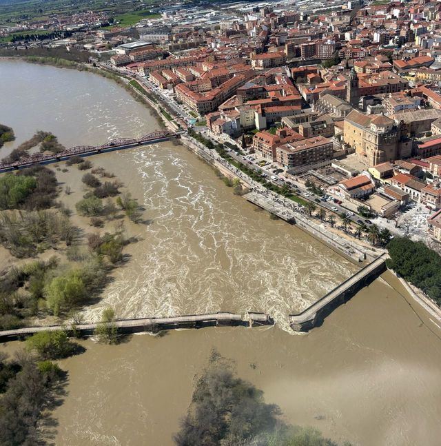 Las impactantes imágenes aéreas del puente viejo de Talavera derruido parcialmente