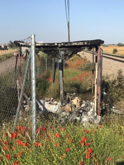 SUCESOS | Calcinada, así ha quedado una caseta junto a la vía del tren