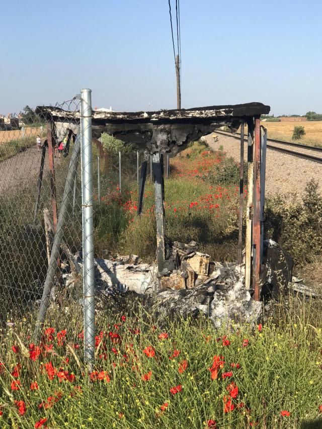 Caseta quemada junto a la vía del tren