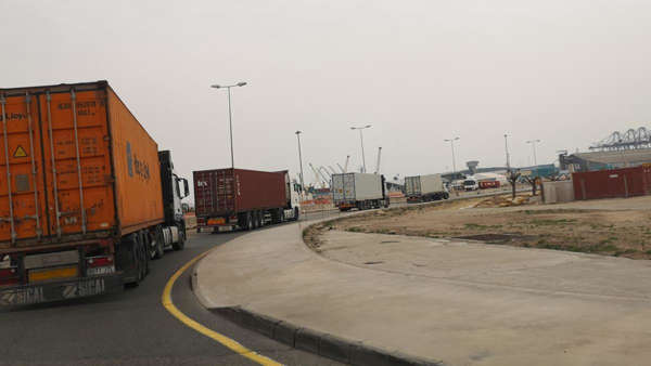 Imagen de dos camiones en la carretera -Archivo - Europa Press