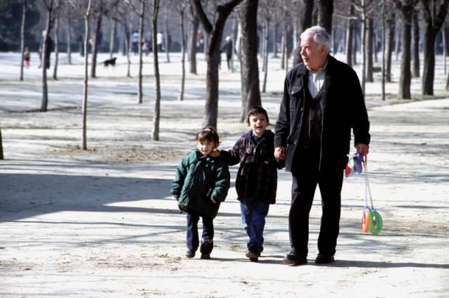 Los abuelos podrán sacar a los nietos con los que convivan a pasear