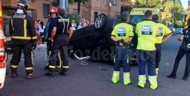 Espectacular accidente con vuelco en el centro de Talavera