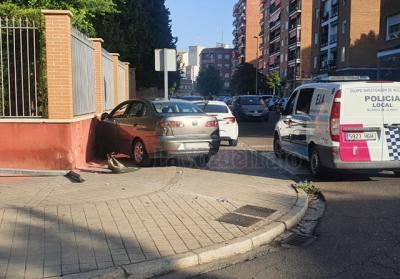 ACCIDENTE | Un vehículo se empotra contra el muro del Asilo de Talavera