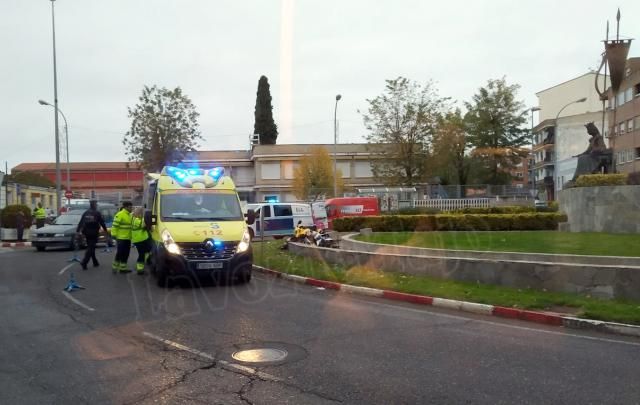 Un motociclista queda atrapado en la fuente de una rotonda tras un accidente en Talavera