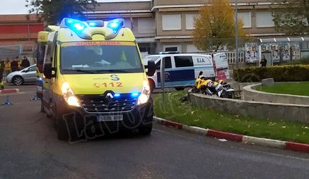 Un motociclista queda atrapado en la fuente de una rotonda tras un accidente en Talavera