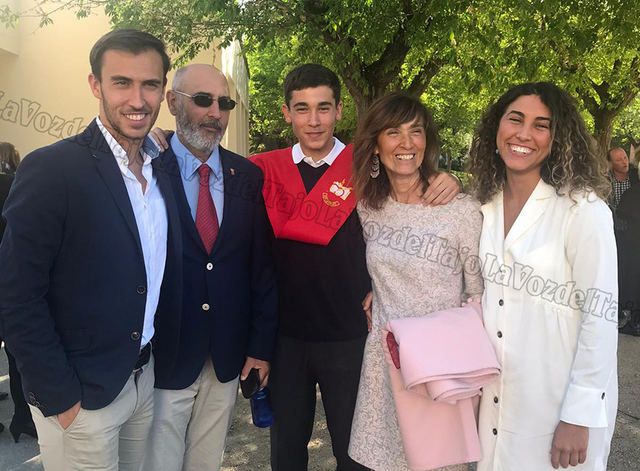 Fernando, segundo por la izquierda, junto a su familia