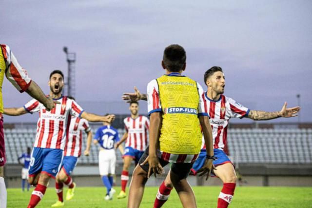 El algecireño Domínguez celebra un gol.