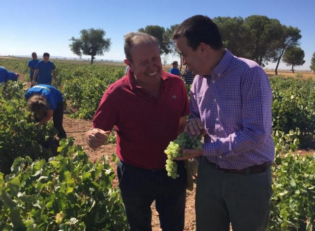 El consejero con un vendimiador.