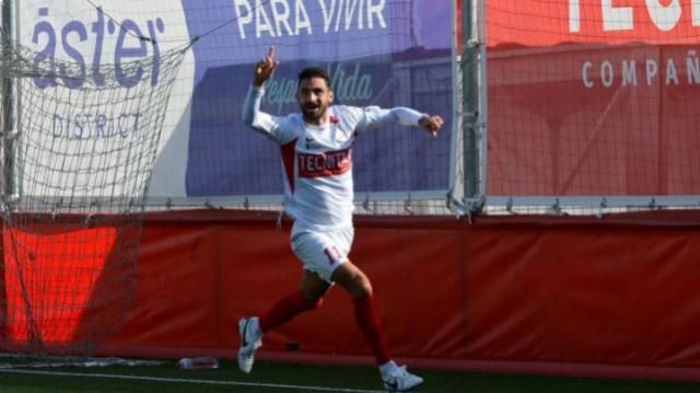 Con la camiseta del Sanse celebrando un gol