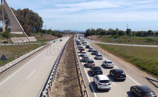 Imagen del mediodía de este domingo de Pascua en la A-5 a la altura del kilómetro 118