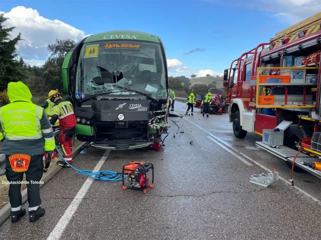 Un fallecido tras la colisión entre un turismo y un autobús escolar en Méntrida