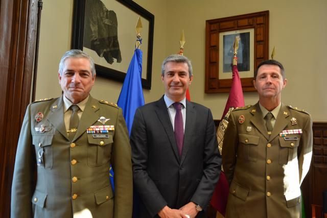 ÁLVARO GUTIÉRREZ Y el coronel JAVIER GALLEGOS estudian la colaboración en acciones de cultura de defensa