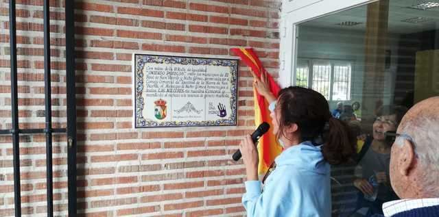 Ana Gómez descubre una placa conmemorativa.