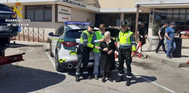 Auxilian a una mujer nonagenaria en el interior de un vehículo averiado