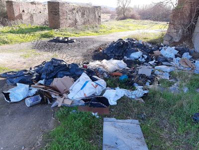 FOTOS | ¡VERGONZOSO! Siguen llenando de basura el puente del Alberche