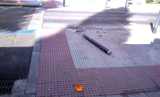 Se llevó por delante el bolardo en un paso de peatones de Talavera