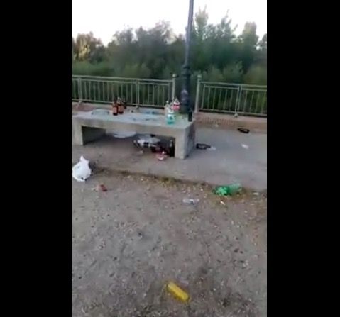 Basura junto al río tajo en Talavera después de un botellón