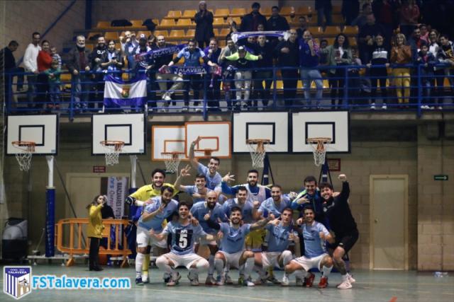 LOs jugadores junto al grupo de aficionados desplazados a Manzanares.