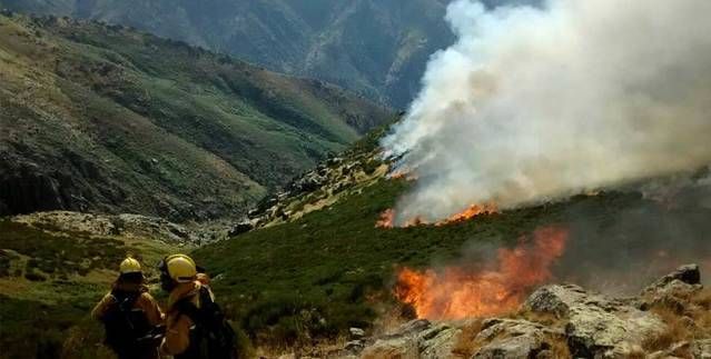 Sin extinguirse el incendio de Candeleda aparece otro en El Arenal