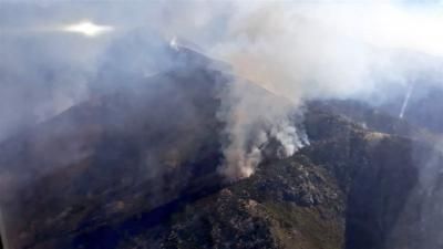 La brigada helitransportada de La Iglesuela trabaja para sofocar un fuego en Candeleda