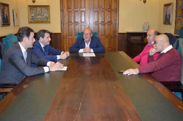 Un momento de la reunión entre FEDETO, la Asociación y el concejal de Hacienda