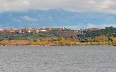 El alcalde de Cazalegas asegura que "no está prohibido bañarse en el embalse"