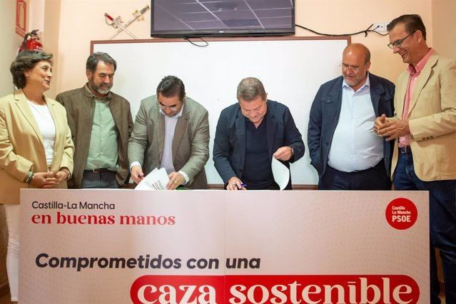 El candidato del PSOE a la Presidencia de C-LM, Emiliano García-Page, firmando el Pacto por la Caza en Casasimarro. - PSOE