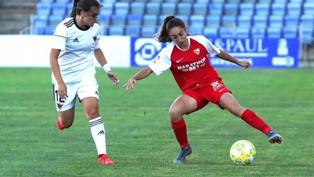 Una jugadora del Tacón intenta cortar un avance de una jugadora del Sevilla en Huelva.