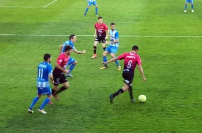 Empate hasta en el aburrimiento entre CF Talavera y Yeclano en El Prado