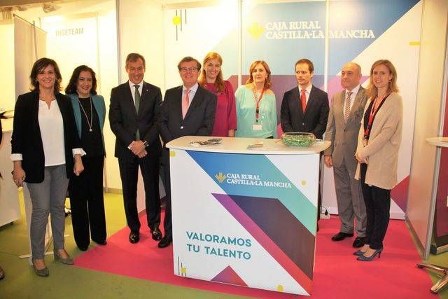 Presidente Caja Rural Castilla-La Mancha (3 i.) con el rector y otros representantes institucionales en el stand de la entidad