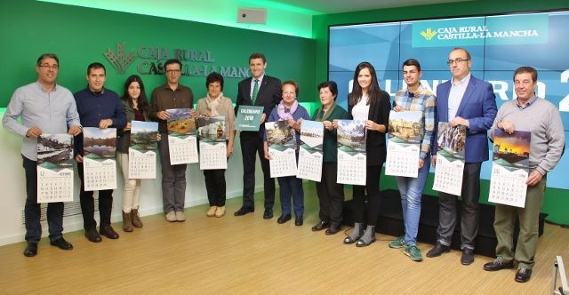 Caja Rural CLM presenta su nuevo calendario 2018 elaborado con fotografías de sus clientes