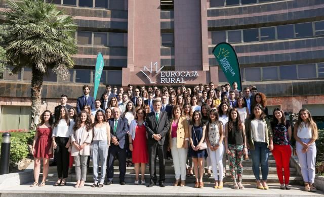 Foto familia estudiantes que harán prácticas junto al director general de Eurocaja Rural (c.) y a su derecha la vicerrectora de la UCLM, entre otros