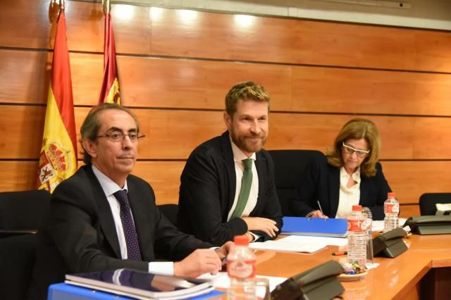 El director general de Planificación Territorial y Sostenibilidad, Javier Barrado comparece en la Comisión de Fomento en las Cortes Regionales