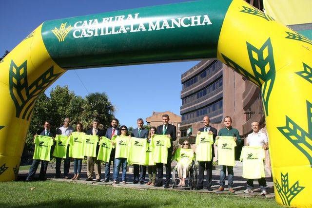 Foto de familia con la camiseta de la Carrera