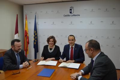 CLM y Globalcaja firman un convenio de colaboración para el desarrollo del Financia Adelante