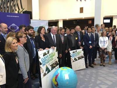 CLM se adhiere al uso de autobuses limpios para frenar el cambio climático