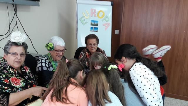 Más de 2.300 personas mayores han participado en el Programa Intergeneracional de la Red de Centros de Mayores