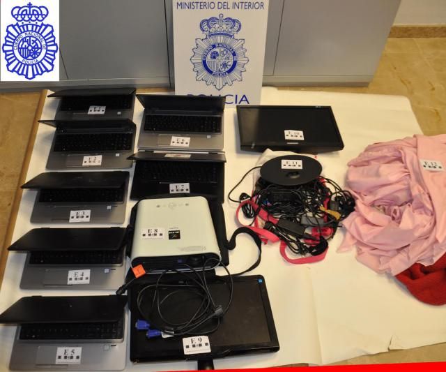 Siete detenidos, uno de ellos menor, por robar 11 ordenadores en la Cruz Roja de Valdepeñas