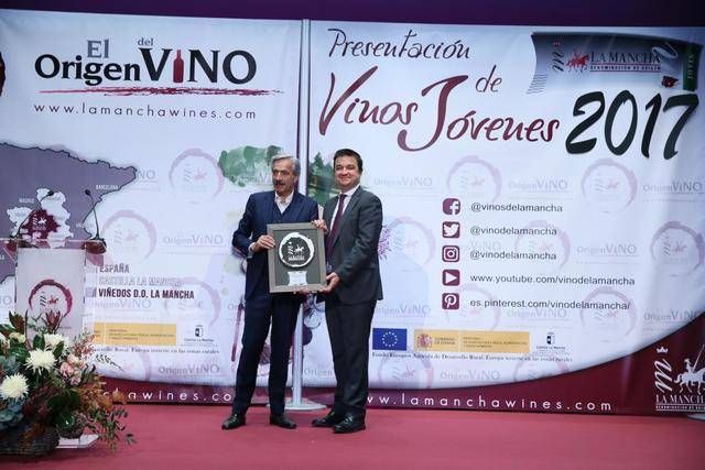 Martínez Arroyo ha entregado el Premio Gran Reserva al actor Imanol Arias