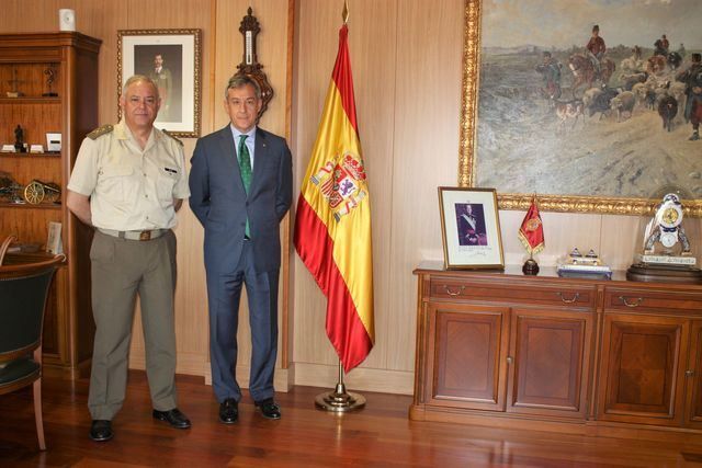 Antonio Rajo, General Director del Museo del Ejército, con Javier López, presidente de Eurocaja Rural