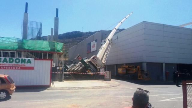 Dos trabajadores resultan heridos, uno grave, al caerles encima una grúa