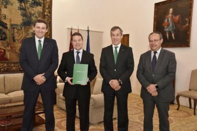 Caja Rural CLM entrega su Memoria Anual al presidente de la JCCM